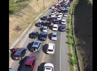 Taponamiento kilométrico en carretera Sánchez, pese a poner Circunvalación de Baní de una sola vía