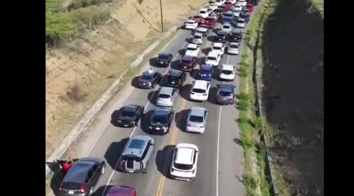 Taponamiento kilométrico en carretera Sánchez, pese a poner Circunvalación de Baní de una sola vía