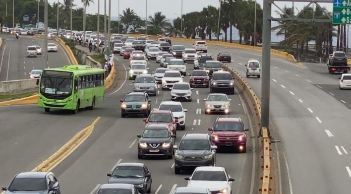 Vacacionistas comienzan a retornar a Santo Domingo para reintegrarse a sus labores este lunes