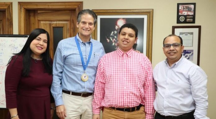 Mesa de Diálogo por el Autismo otorga Medalla por la Inclusión a Oscar Villanueva