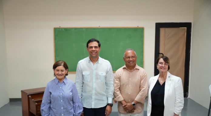 Roberto Ángel Salcedo encabeza la entrega de la Escuela de Bellas Artes en Baní
