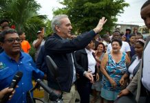 Presidente Abinader recorre sector Nuevo Amanecer de Los Alcarrizos y garantiza asistencia del Gobierno a familias afectadas