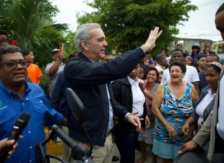 Presidente Abinader recorre sector Nuevo Amanecer de Los Alcarrizos y garantiza asistencia del Gobierno a familias afectadas