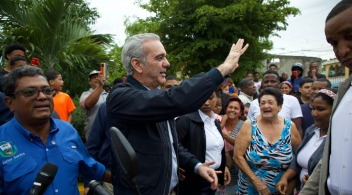 Presidente Abinader recorre sector Nuevo Amanecer de Los Alcarrizos y garantiza asistencia del Gobierno a familias afectadas