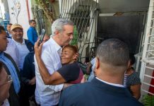 Presidente Abinader visita a Los Platanitos; instruye a la alcaldía trabajar en solución definitiva a la laguna que afecta la zona