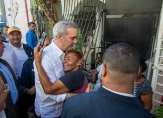 Presidente Abinader visita a Los Platanitos; instruye a la alcaldía trabajar en solución definitiva a la laguna que afecta la zona