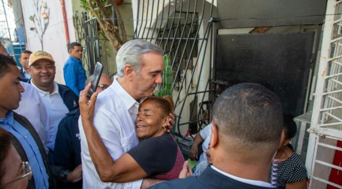 Presidente Abinader visita a Los Platanitos; instruye a la alcaldía trabajar en solución definitiva a la laguna que afecta la zona