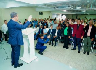 Leonel juramenta en la FP al director de la Sinfónica del Cibao, Ruddy Capellán, y a dirigentes políticos en Santiago