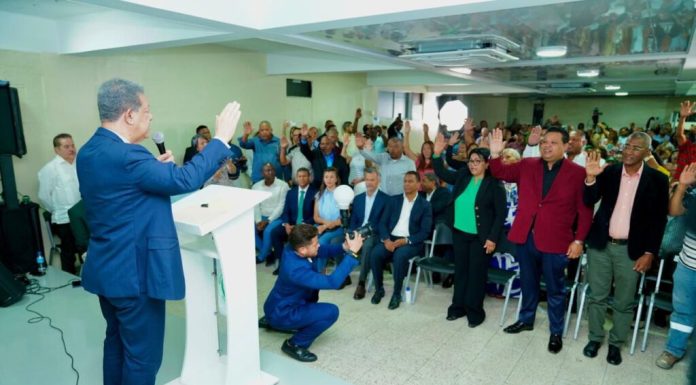 Leonel juramenta en la FP al director de la Sinfónica del Cibao, Ruddy Capellán, y a dirigentes políticos en Santiago