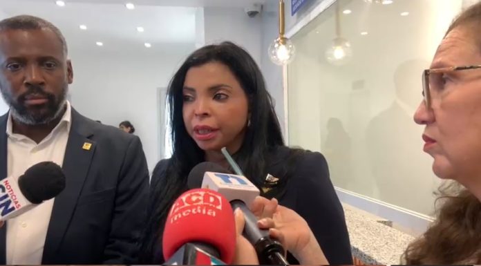 Yeni Berenice condena asesinato de conductor de camión; instruye someter a grupo que lo persiguió