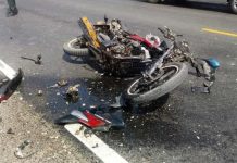 Dos jóvenes muertos y una mujer herida deja presunta carrera clandestina de motocicletas en Bayaguana