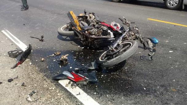 Dos jóvenes muertos y una mujer herida deja presunta carrera clandestina de motocicletas en Bayaguana