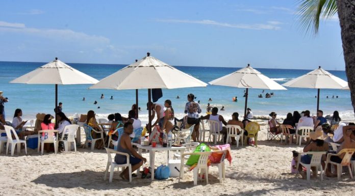 Reportaje- Boca Chica y playas San Cristóbal tuvieron pocos bañistas; quejas por altos precios y bajas ventas