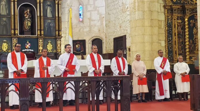 Reportaje- Sacerdotes critican conchupancia entre funcionarios y altas sotanas de la iglesia