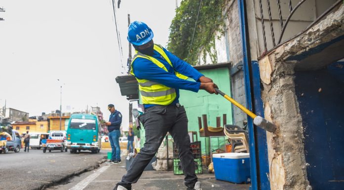 Alcaldía del DN elimina seis ocupaciones ilegales en la acera de avenida Los Mártires con Máximo Gómez