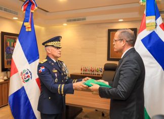 Entrega de bandera simboliza continuidad y compromiso en el cambio de mando de la Policía Nacional