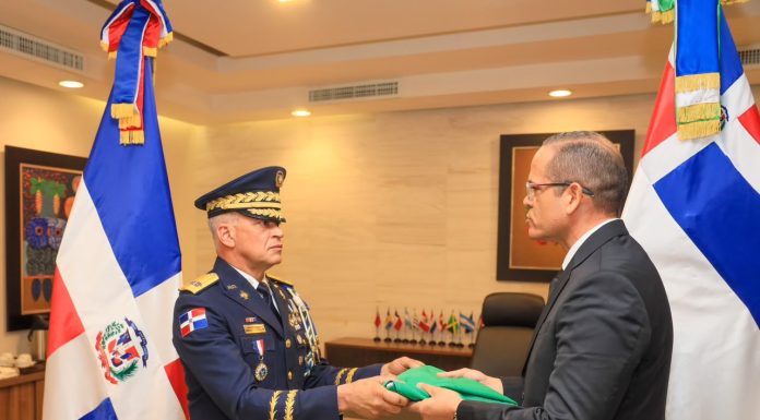 Entrega de bandera simboliza continuidad y compromiso en el cambio de mando de la Policía Nacional