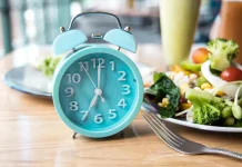 No solo importa lo que comes: tu reloj biológico desempeña un papel importante en cómo metabolizas los alimentos.