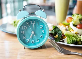 No solo importa lo que comes: tu reloj biológico desempeña un papel importante en cómo metabolizas los alimentos.