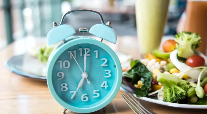 No solo importa lo que comes: tu reloj biológico desempeña un papel importante en cómo metabolizas los alimentos.