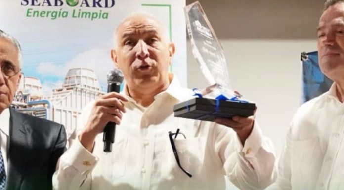 Seaboard Energía Limpia reconoció al doctor Ramón Tallaj por su trayectoria y aporte a la comunidad.