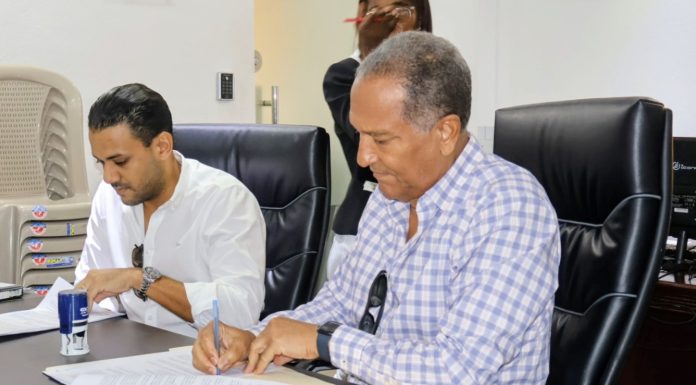 Alcalde Francisco Peña anuncia construcción de calles y aceras en diversos sectores de SDO