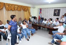 Wellington Arnaud socializa con comunitarios de Hato Damas, provincia San Cristóbal; acueducto avanza en un 90 por ciento