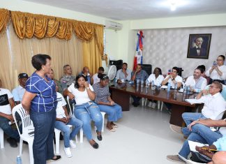 Wellington Arnaud socializa con comunitarios de Hato Damas, provincia San Cristóbal; acueducto avanza en un 90 por ciento