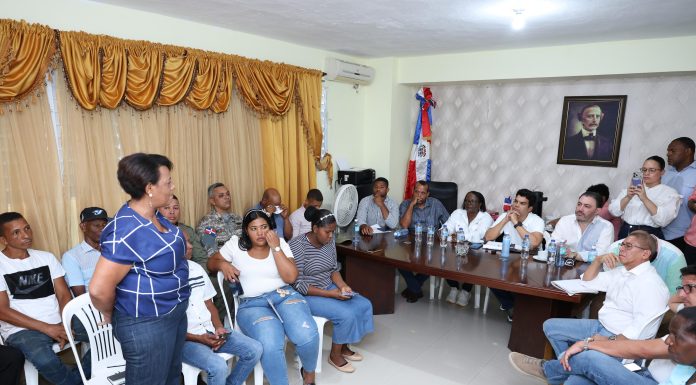 Wellington Arnaud socializa con comunitarios de Hato Damas, provincia San Cristóbal; acueducto avanza en un 90 por ciento
