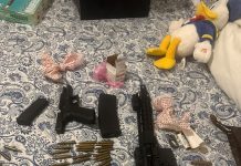 Policía ocupa arma de guerra, pistola, más de 140 municiones y US$34,200 durante allanamiento en residencial en Juan Dolio