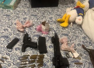 Policía ocupa arma de guerra, pistola, más de 140 municiones y US$34,200 durante allanamiento en residencial en Juan Dolio