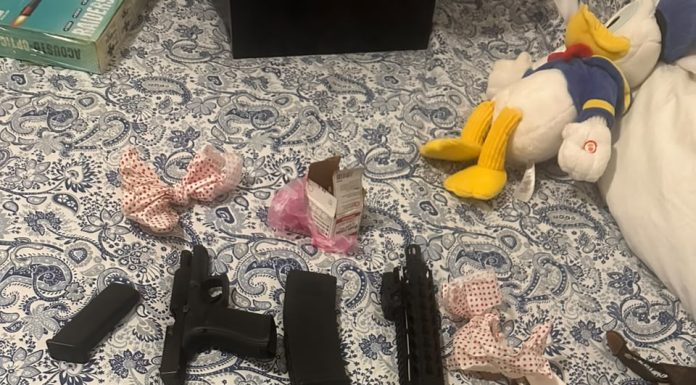 Policía ocupa arma de guerra, pistola, más de 140 municiones y US$34,200 durante allanamiento en residencial en Juan Dolio