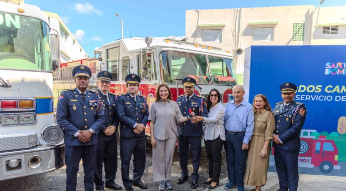 Carolina Mejía entrega dos camiones para fortalecer capacidad del Cuerpo de Bomberos del DN