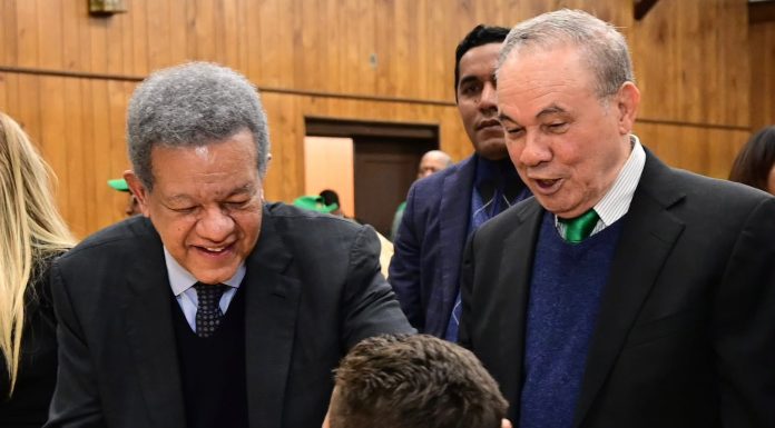 Expresidente propone registro automático y gratuito de hijos de dominicanos nacidos en el exterior